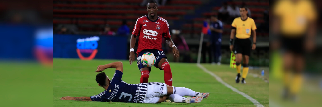 El Rojo no pudo superar la defensa del rival. /FOTO: JAIME PÉREZ MUNÉVAR