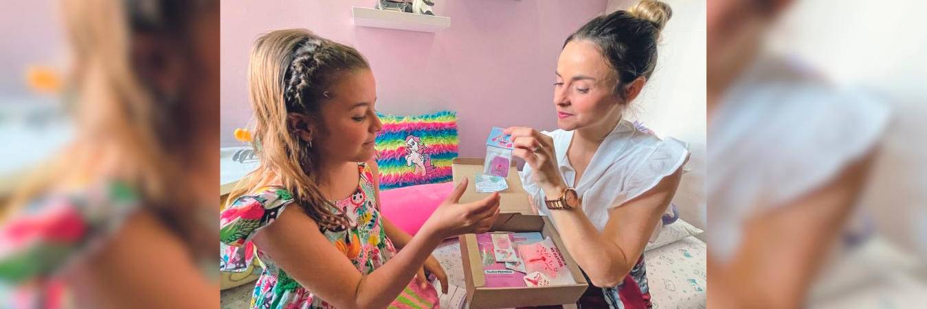 A pesar de su cortada edad, Luciana Jaramillo Gutiérrez (izquierda) lidera este emprendimientos en compañía de su madre, Mónica Gutiérrez López (derecha). /FOTO: JAIDER ESCOBAR BUITRAGO