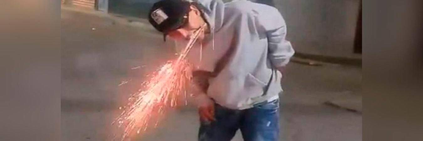 Momento en que el joven toma el volador con la boca. /FOTO: CAPTURA DE PANTALLA. 