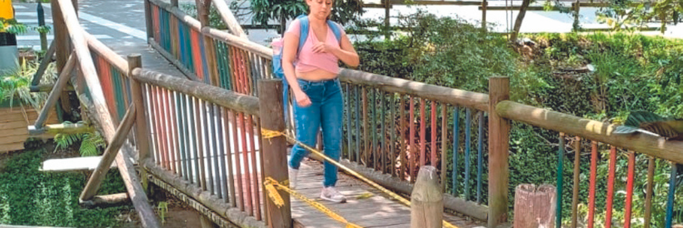 El puente estaba en las mismas y la gente pasaba con mucho temor, pues le faltan tablas y barandas. /FOTO: SUSANA COGUA
