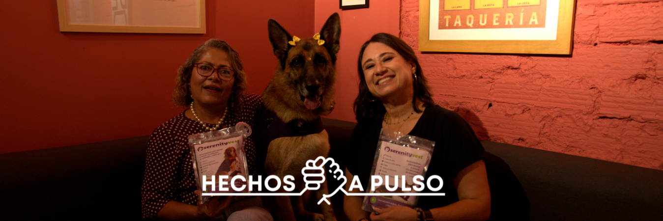 Margarita Gutiérrez Guerra (izq.) y Patricia Henao Jaramillo (der.) exhiben orgullosas el empaque de su emprendimiento, al lado Aurora (centro) . /FOTOS: JEANN RODRÍGUEZ C.