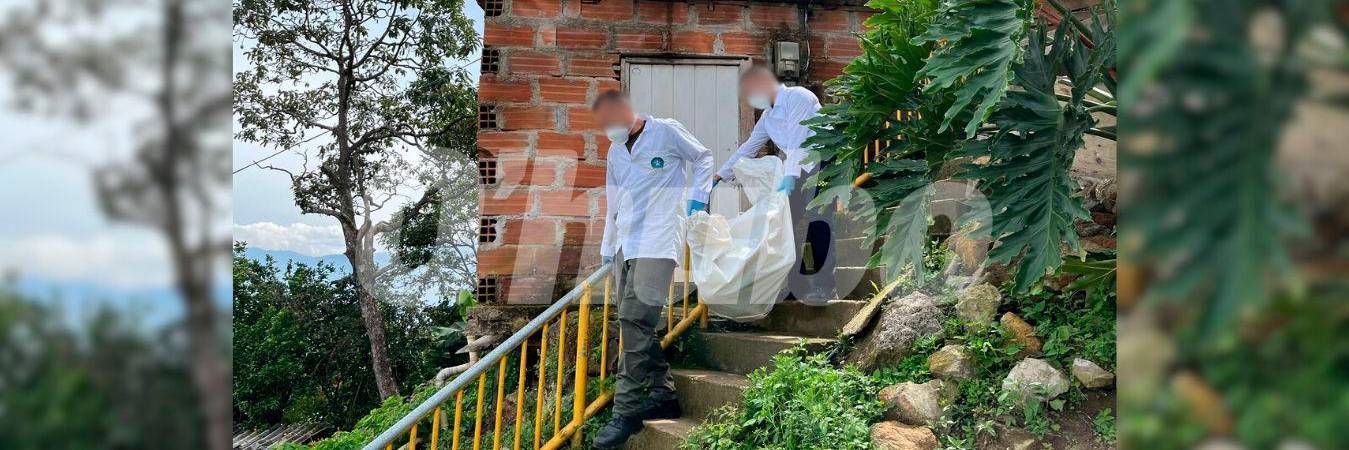 El cuerpo fue trasladado a Medicina Legal. /FOTO: ANDRÉS FELIPE OSORIO GARCÍA