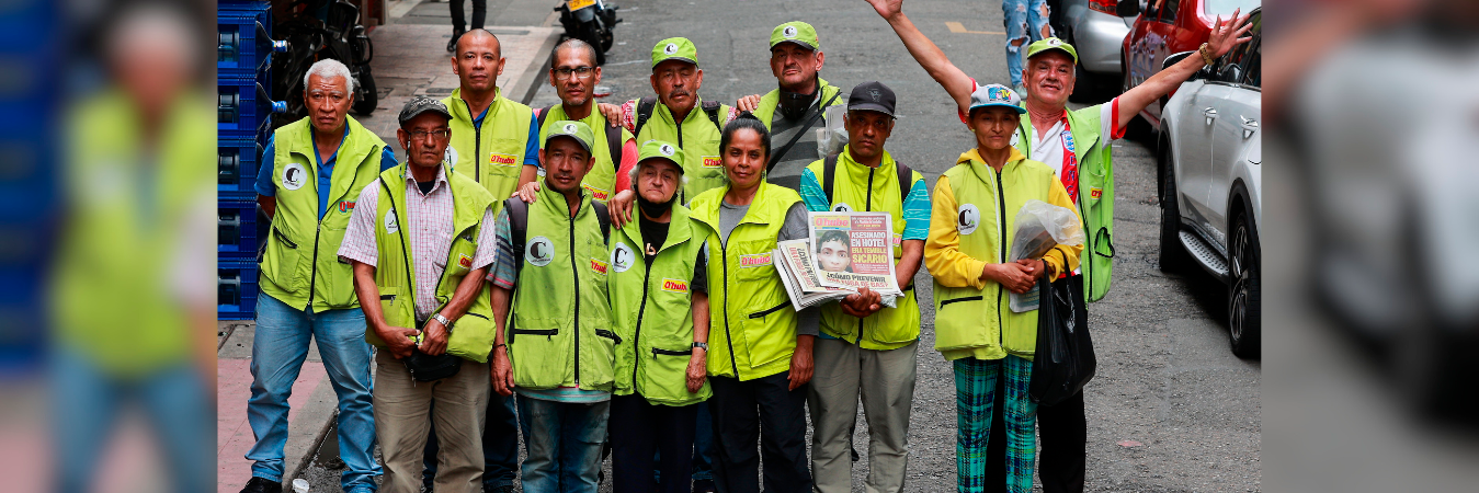 Voceadores de Q’HUBO Medellín. /FOTO: MANUEL SALDARRIAGA 