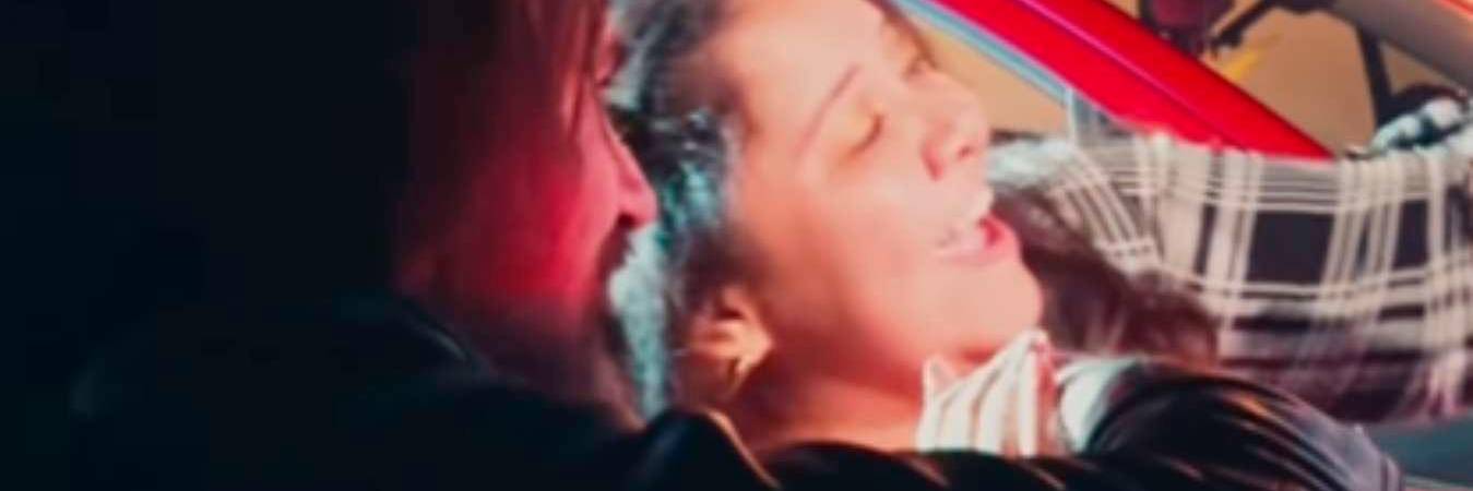 El artista iba camino al hotel cuando se encontró con su fanática. / FOTO: CAPTURA DE PANTALLA