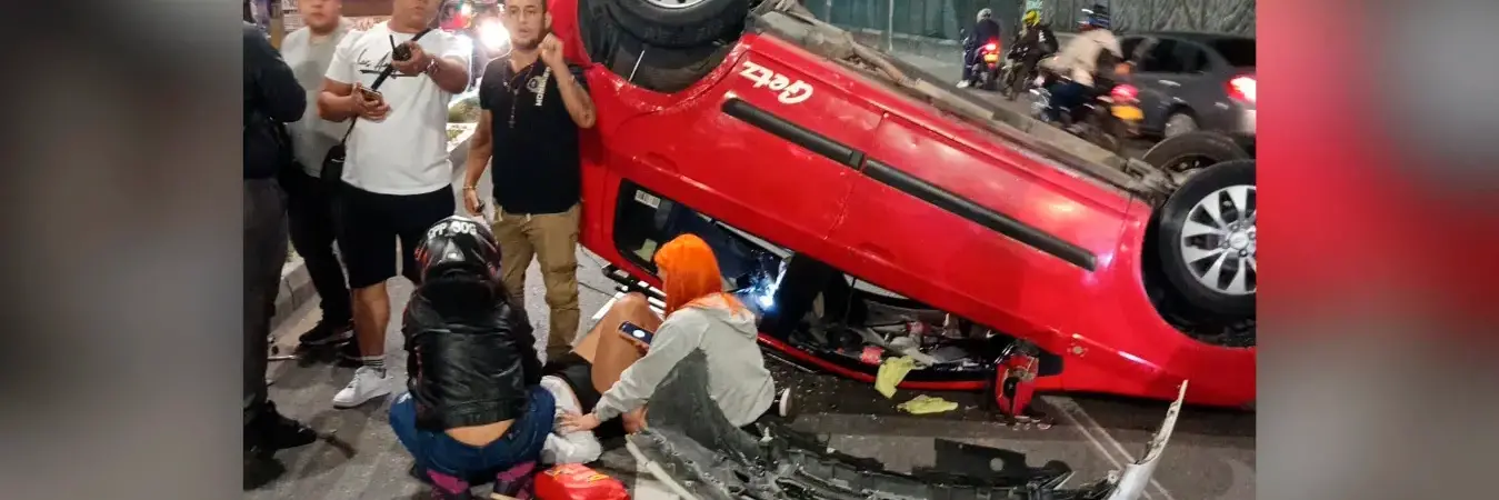 Ciudadanos que pasaban por el lugar le brindaron ayuda a los heridos. /FOTO: CORTESÍA DENUNCIAS ANTIOQUIA