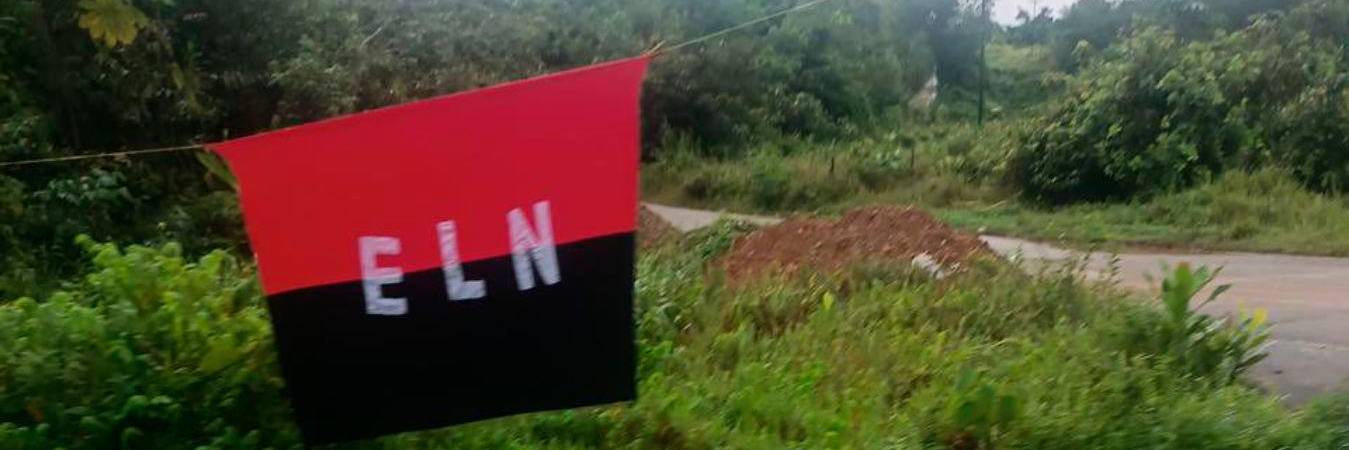 Las imágenes compartidas por la Gobernación de Chocó muestran las banderas del grupo ilegal en varias zonas y vías del departamento. / FOTO: GOBERNACIÓN DE CHOCÓ