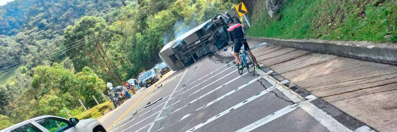Enl bus viajaban 28 personas de las cuales 23 fueron trasladadas a hospitales. /FOTO: JORGE EMILIO REY ÁNGEL