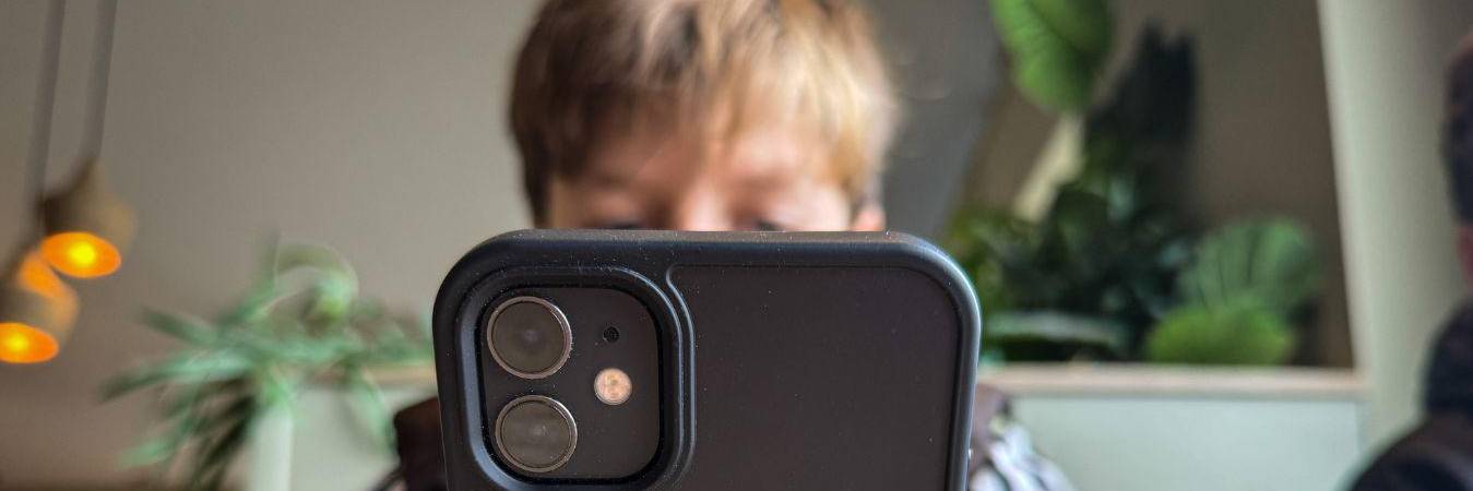 Apps espía, programas silenciosos que pueden meterse sin permiso en el teléfono de sus hijos para robar datos. FOTO: MATT CARDY - GETTY IMAGES