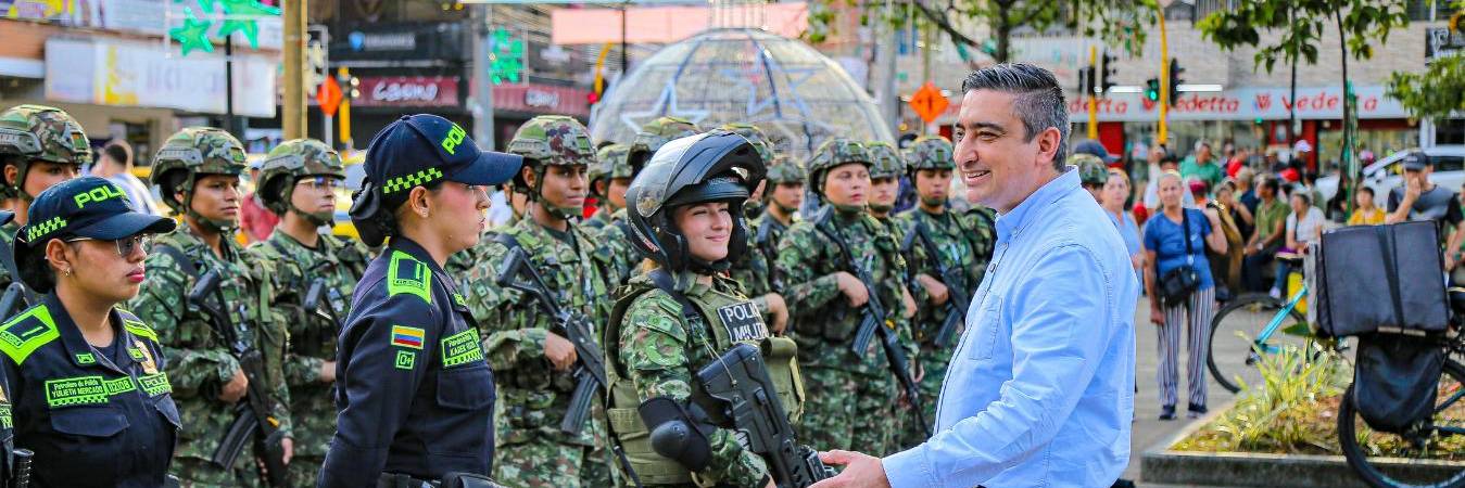 Diego Torres, alcalde de Itagüí, junto a la fuerza pública. FOTO: CORTESÍA ALCALDÍA DE ITAGÜÍ