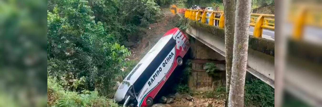 Así quedó el bus de Rápido Ochoa que se accidentó en San Luis. /FOTO: TOMADA DE X @BLUAntioquia 