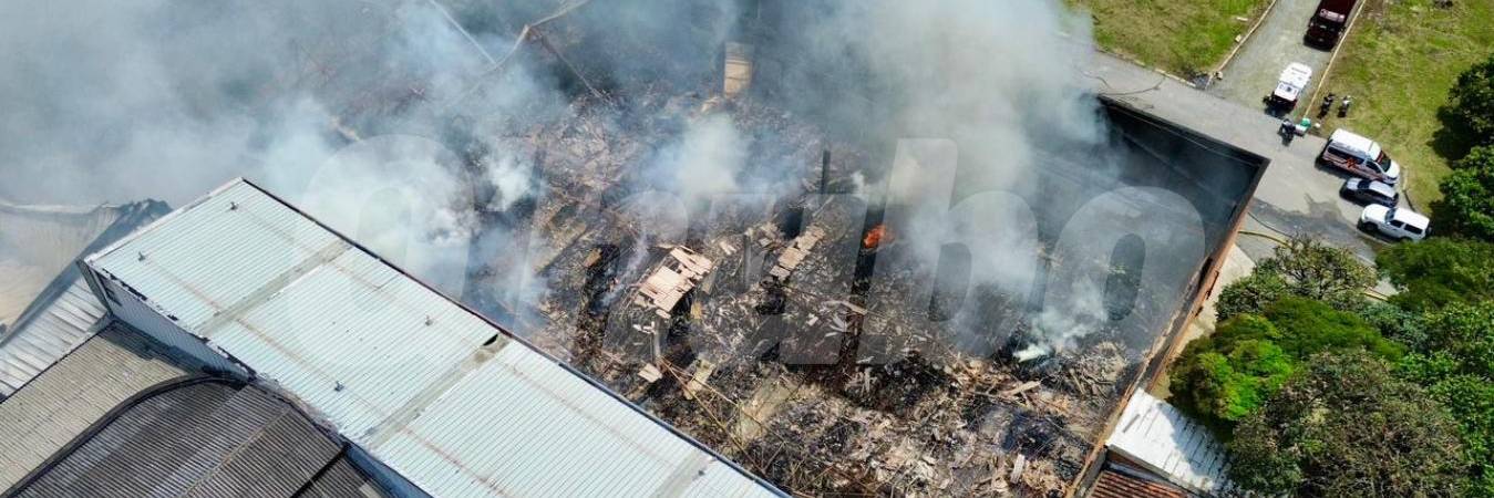 Así se veía el incendio en la mañana de este martes, 28 de abril. FOTO: MANUEL SALDARRIAGA