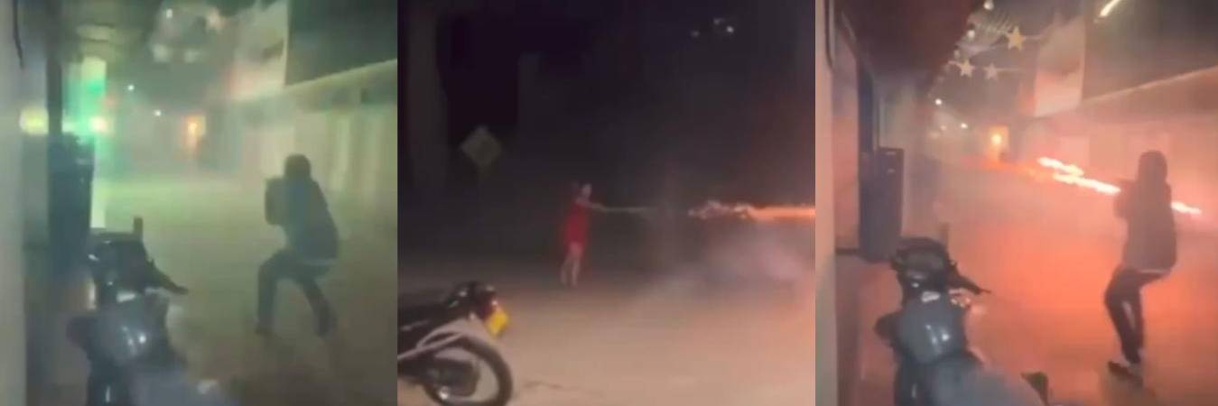 Jóvenes jugando con bengalas en Remedios. FOTO: @ANDRESJRENDONC