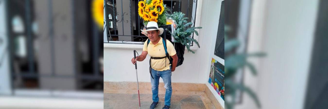 Jorge Iván creó una especie de silleta para transportar sus flores del centro de Medellín a Copacabana. /FOTO: CORTESÍA