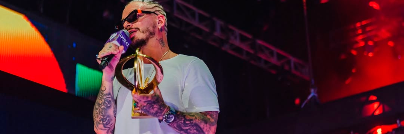 J Balvin en una edición pasada de los ‘Heat’, recibiendo su galardón. FOTO: INSTAGRAM @lospremiosheat
