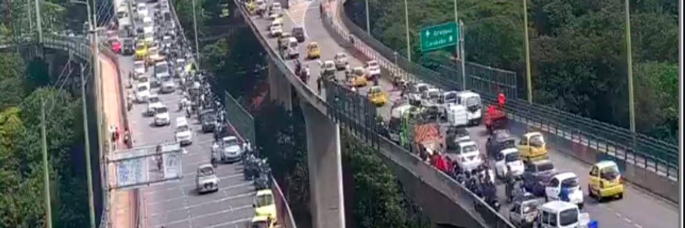 La decenas de curiosos que se apostaron en el puente, dificultaron la movilidad. /FOTO: SECRETARÍA DE MOVILIDAD.