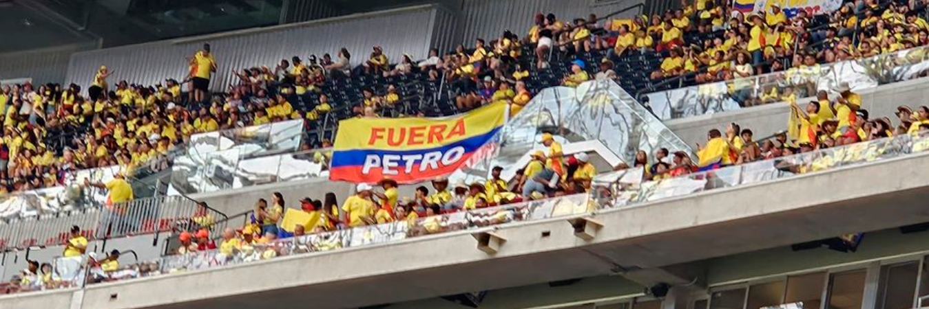 La hinchada colgó la bandera dentro del estadio, previo al partido de Colombia contra Paraguay. / FOTO: TOMADA DE REDES SOCIALES