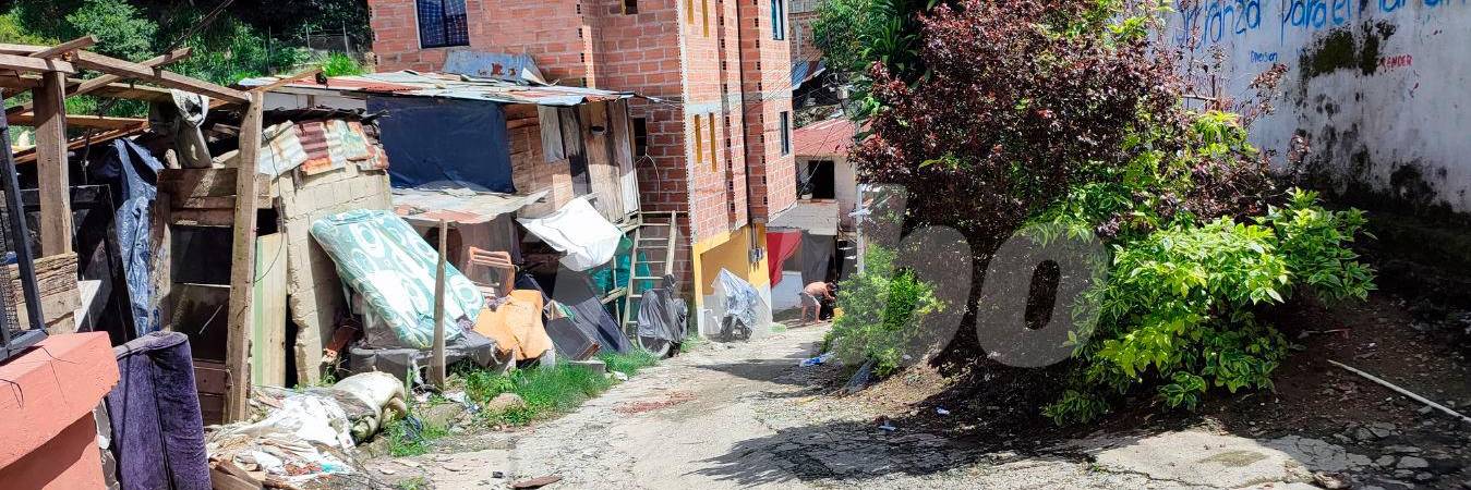 En esta calle del barrio Santa Cruz fue encontrado el cuerpo sin vida de este hombre. /FOTO: ANDRÉS GARCÍA. 
