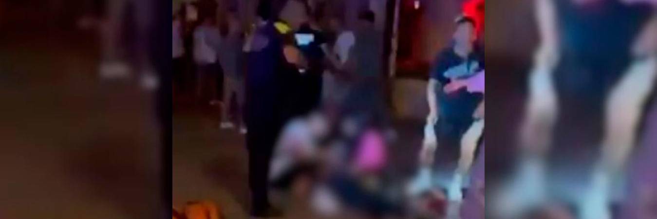 Amigos abrazan al colombiano ya fallecido. /FOTO: TOMADA DE EL TIEMPO