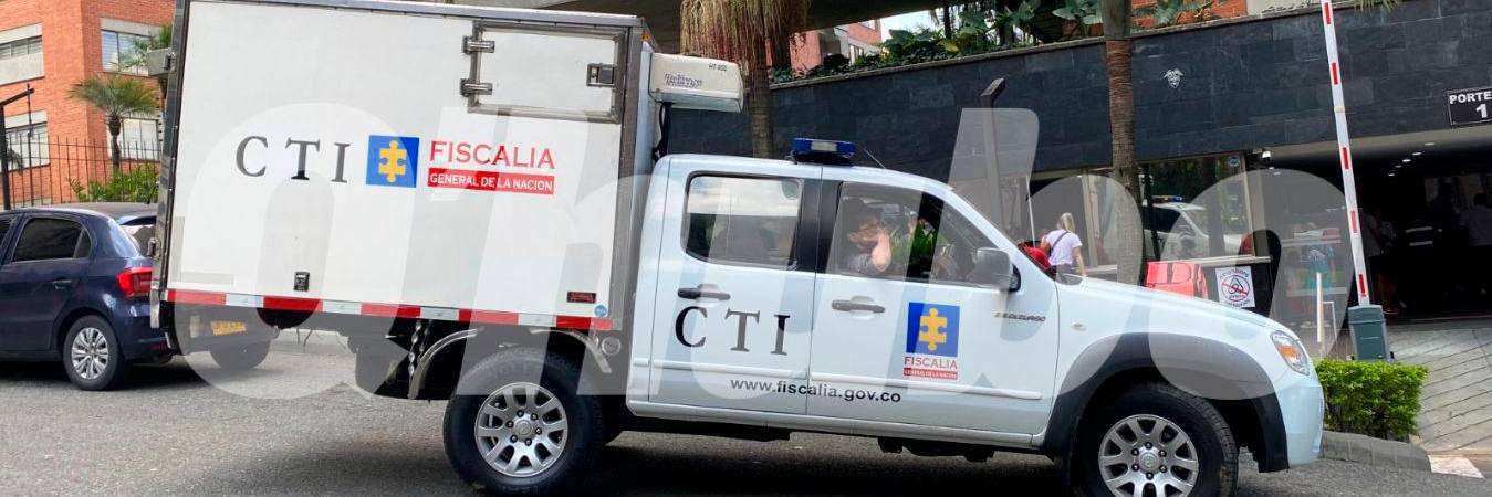 El CTI de la Fiscalía llegó hasta un edificio en El Poblado para realizar la inspección técnica de Josué Cardona Palacio, ciudadano estadounidense de 34 años, quien fue asesinado. /FOTO: ANDRÉS FELIPE OSORIO 