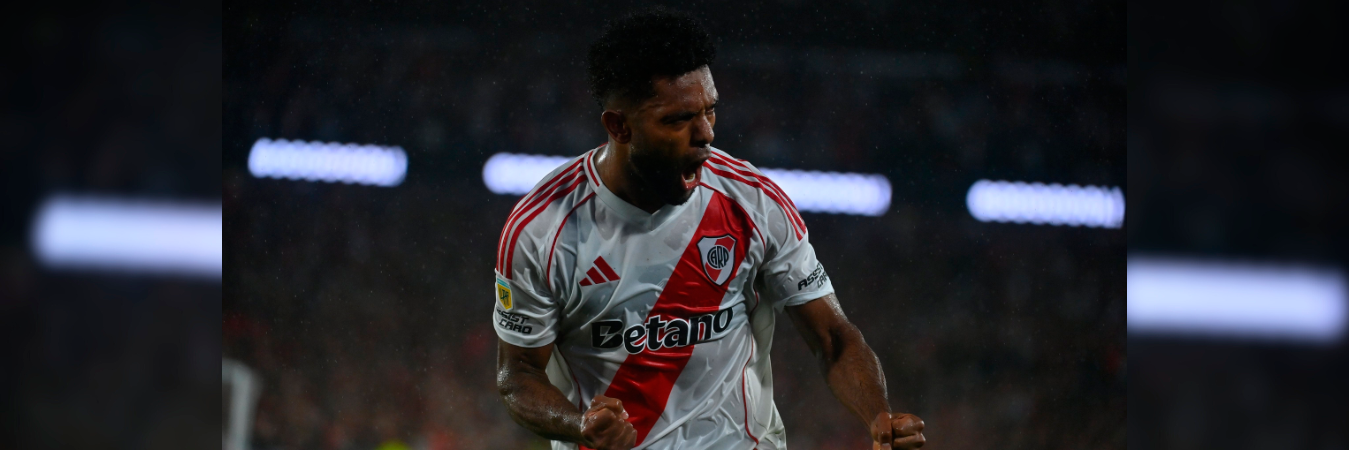 Miguel Ángel Borja celebrando su gol de penal ante Vélez Sarsfield. /FOTO: X @RiverPlate
