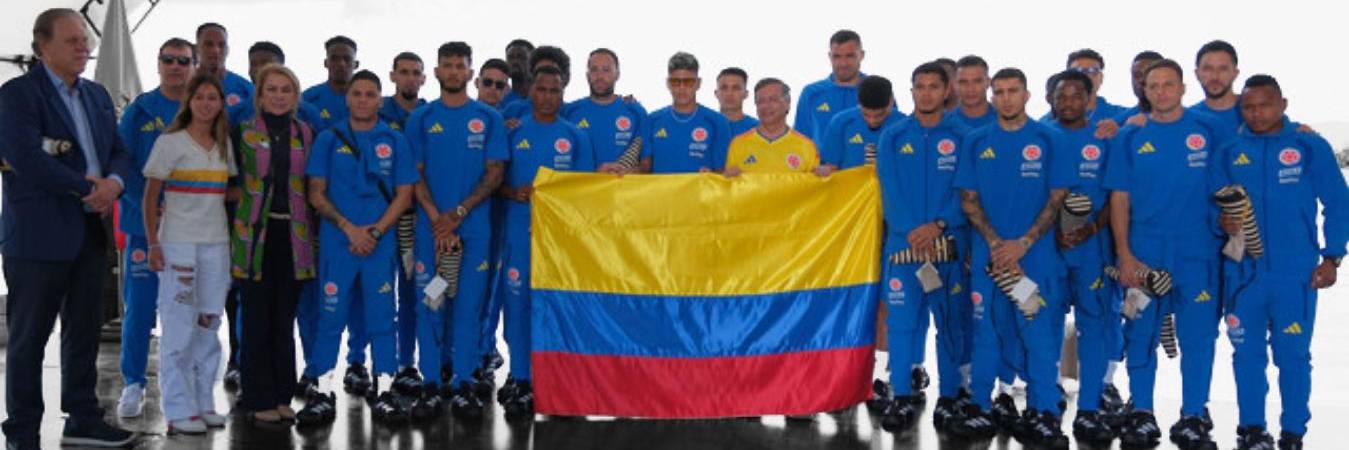 La Selección Colombia en pleno, con el presidente Gustavo Petro (amarillo). FOTO: COLPRENSA