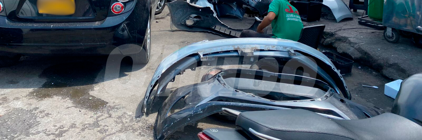 Los peatones no tienen por donde caminar porque los vehículos son reparados en plena vía y los repuestos permanecen allí días enteros. /FOTOS: SINDY VALLE