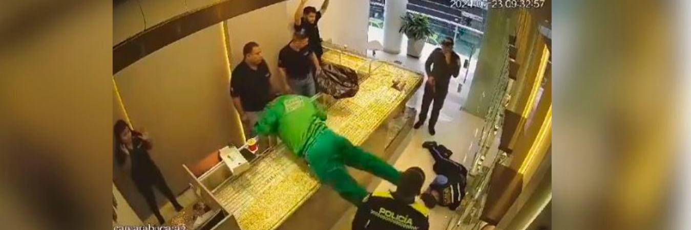 Los ladrones sometieron a los empleados y al vigilante. /FOTO: CAPTURA DE VIDEO