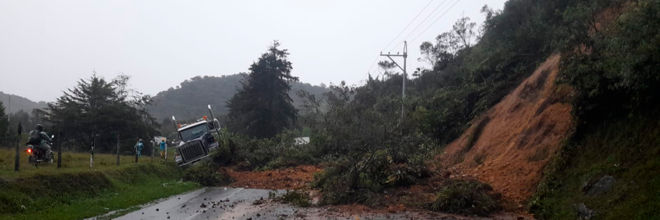 Esta tractomula quedó atrapada en medio de un deslizamiento de tierra. /FOTO: TOMADA DE LA WEB