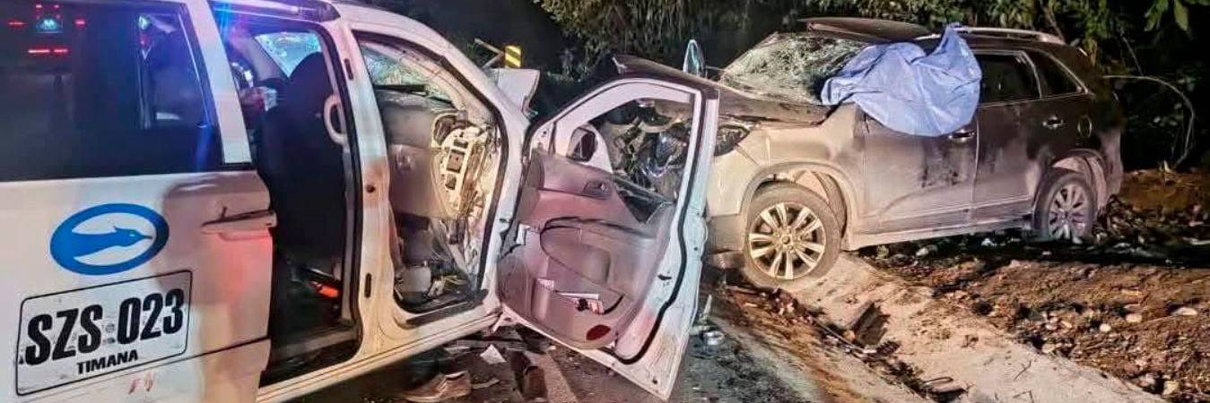 Se cree que uno de los dos carros invadió el carril contratio. / FOTO: TOMADA DE REDES SOCIALES