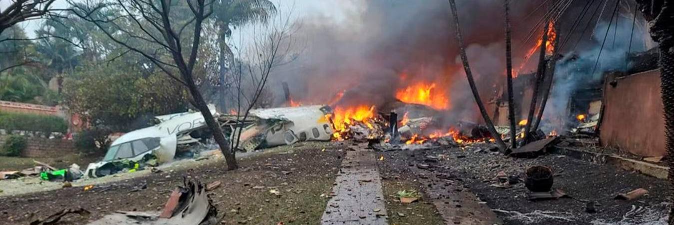 Imagen captada minutos después de que la aeronave cayera al piso. FOTO: TOMADA DE OGLOBO-CLAUDIA VITORINO. 