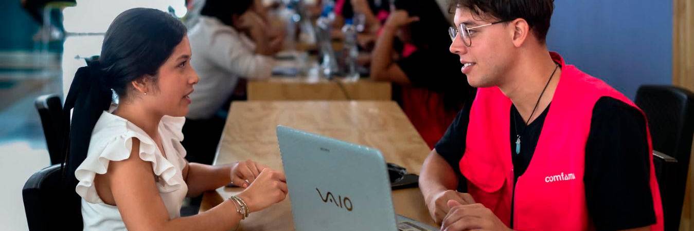 Comfama tiene a disposición vacantes laborales no solo en Antioquia, sino también en el resto del país y en algunos otros países. / FOTO: COMFAMA.