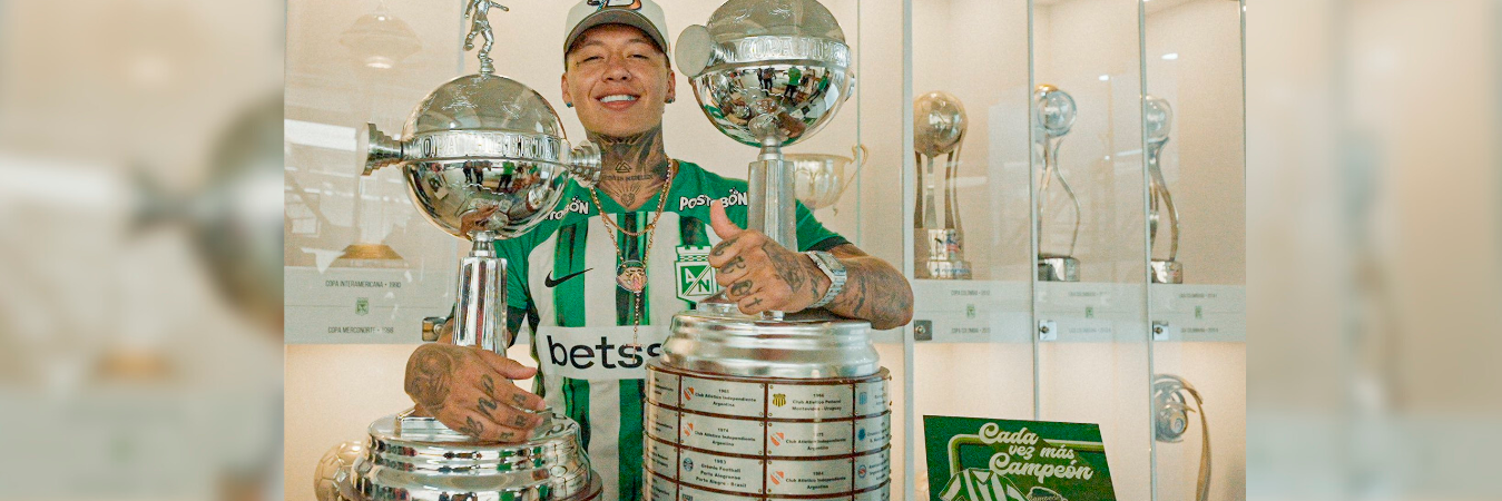 Blessd posando con las dos Copa Libertadores de Atlético Nacional. /FOTO: X@nacionaloficial