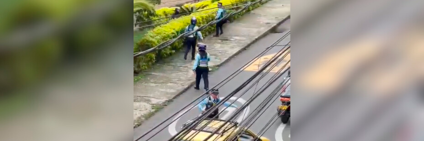 Los motociclistas intentaron usar otras zonas de la vía para volarse de los controles. / FOTO: CAPTURA DE PANTALLA