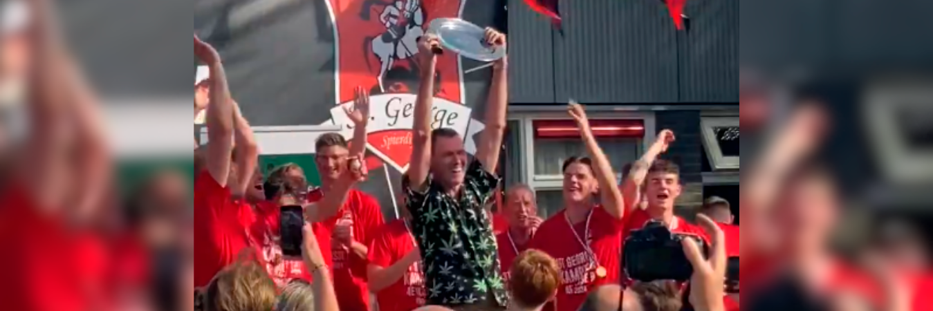 El árbitro estuvo en la celebración con el equipo y los hinchas. /FOTO: CAPTURA DDE PANTALLA