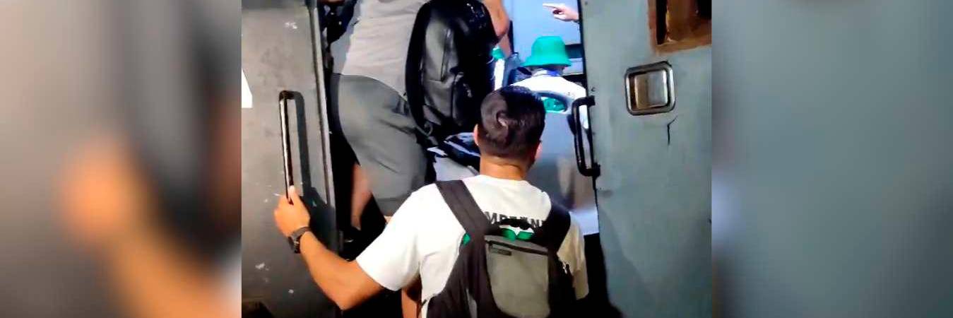 Los jugadores se gozaron el viaje en tanqueta. / FOTO: CAPTURA DE PANTALLA