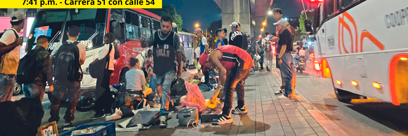 Con el llegar de la noche aquellos que venden cosas de segunda en los bajos del metro se comienzan a ir para sus hogares. /FOTO: ANDRÉS FELIPE OSORIO GARCÍA.