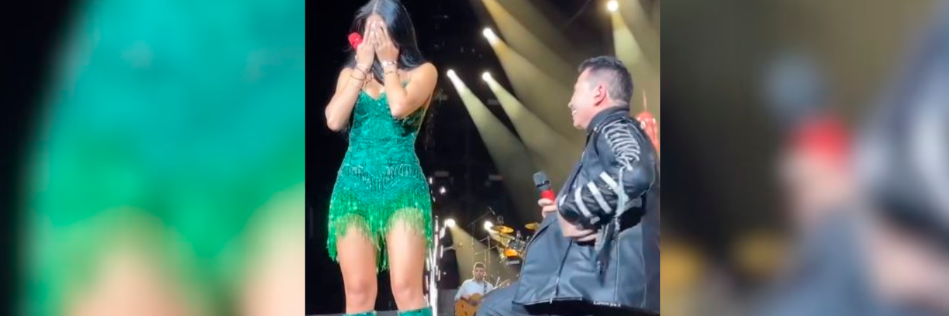 Este es el momento en el que Jhonny Rivera se arrodilla frente a su novia Jenny López. /FOTO: CAPTURA VIDEO LA RED