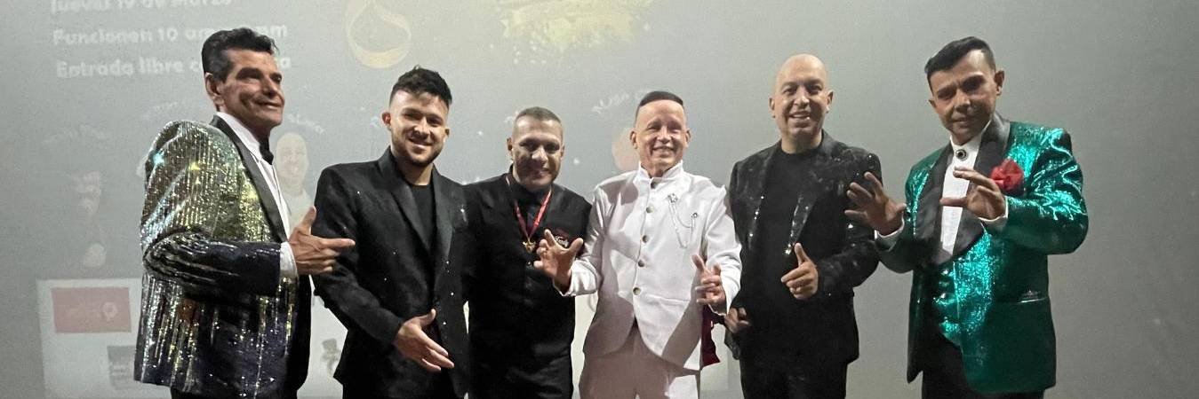 De izquierda a derecha: el presentador Javier Noya y los magos Zanty, Fredy, Chalos, Mr Mago y Lerent, quienes llenaron de alegría al público. FOTO: JAIDER ESCOBAR