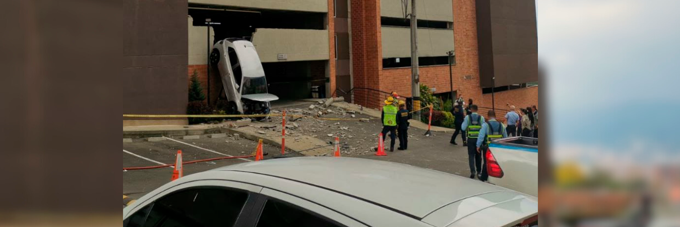 El vehículo rompió la pared de un parqueadero. /FOTO: CORTESÍA DENUNCIAS ANTIOQUIA.