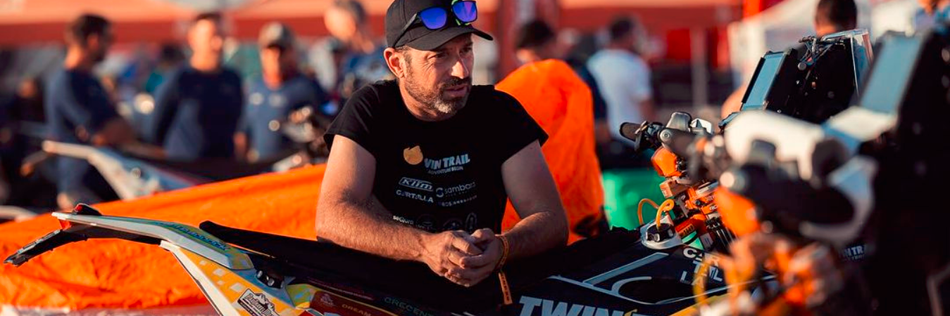 Falcón era amante de las motos, de ahí nació la empresa TwinTrail, que fundó junto a su compañero de equipo en el Rally Dakar Isaac Feliú. / FOTO: @TWINTRAILRACINTEAM