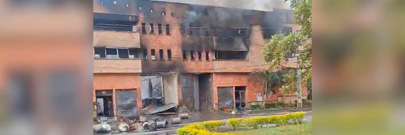 Los bomberos investigan qué causó el fuego. /FOTO: CAPTURA DE VIDEO