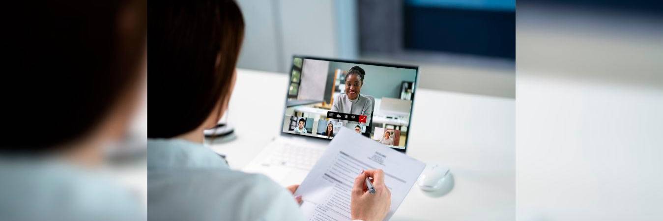 Descubre los secretos para triunfar en entrevistas virtuales de trabajo. Destaca frente a los reclutadores desde cualquier lugar. / FOTO: CANVA