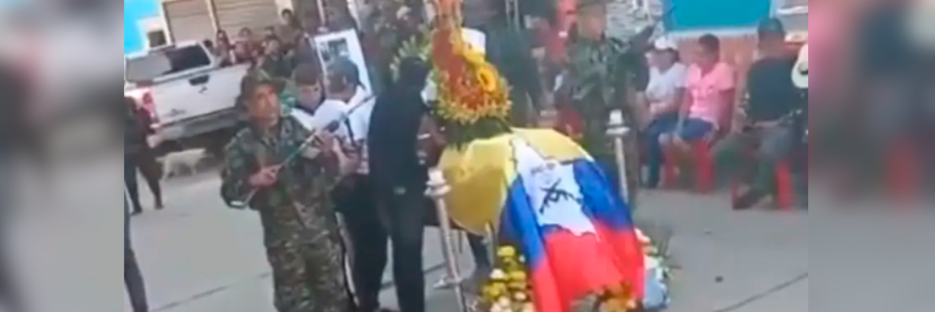 Disidentes de las Farc haciendo velorio en la calle. /FOTO: CAPTURA DE VIDEO