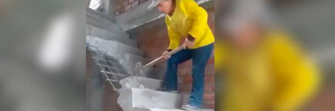 Momento en que el oficial de construcción destruye las escalas. /FOTO: CAPTURA DE PANTALLA. 
