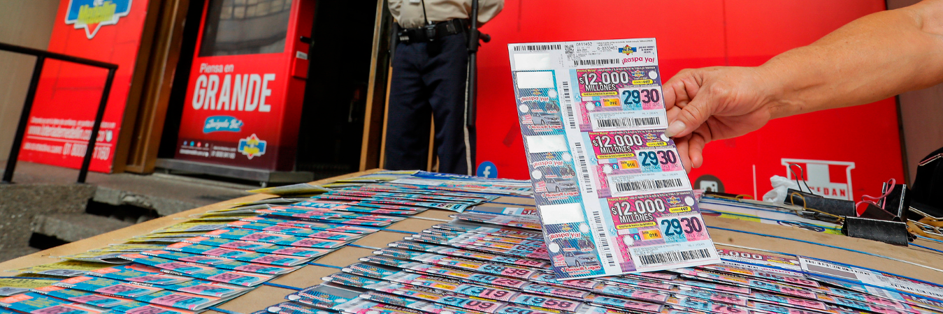 Venta de loterías en el centro de Medellín. /FOTO: MANUEL SALDARRIAGA. 