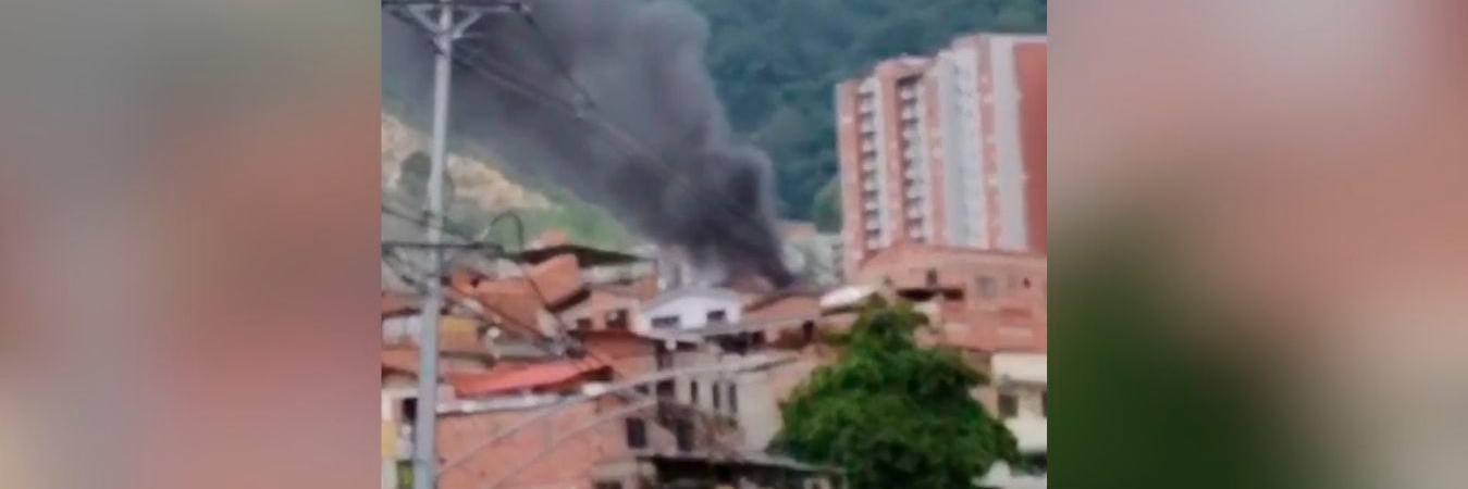 Desde lejos se veía la humareda de este incendio en Guayabal. /FOTO: CAPTURA VIDEO DENUNCIAS ANTIOQUIA. 