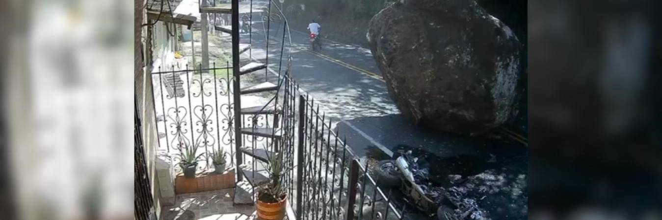 Gigantesca roca aplastó una moto en Dabeiba. FOTO: CAPTURA DE VIDEO