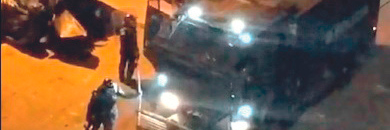 El señalado agresor tuvo que ser sacado de la zona en una tanqueta del UNDMO de la Policía. /FOTOS: CAPTURA DE VIDEO