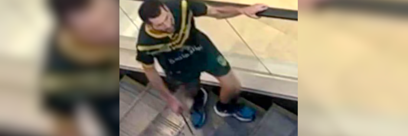 El atacante con cuchillo en mano. /FOTO: TOMADA DE VIDEO 