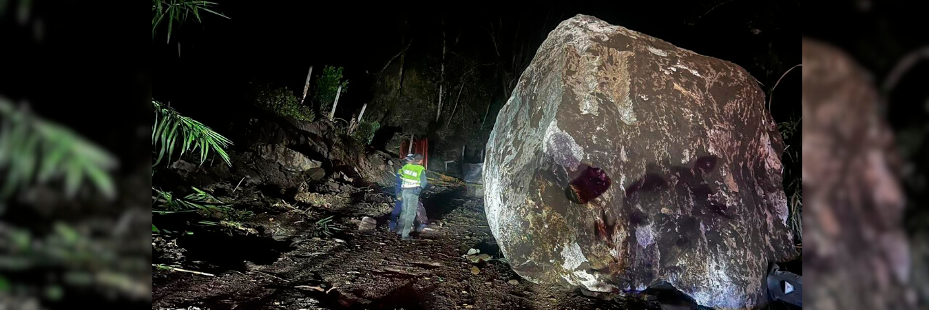 Esta fue una de las enormes rocas que cayó en la vía Medellín- Costa Atlántica. /FOTO: POLICÍA NACIONAL